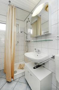 ベンサージールにあるFerienwohnung Schatzinselの白いバスルーム(シンク、シャワー付)