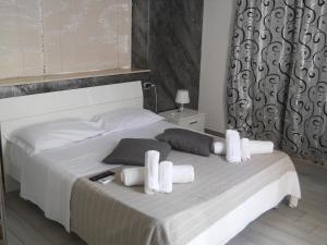 a bedroom with a bed with white towels on it at Summer Beach Rooms in Fontane Bianche