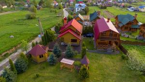 einem Luftblick auf ein Modelldorf mit Häusern in der Unterkunft Котедж Ватра in Schidnyzja