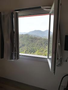 Vista generica sulle montagne o vista sulle montagne dall'interno dell'agriturismo