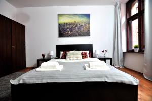 een slaapkamer met een groot bed met 2 kussens bij Best Location Szewska in Toruń