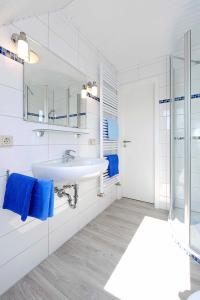 ヴェルドゥムにあるFerienwohnungen Haus Konteradmiralの白いバスルーム(シンク、青いタオル付)