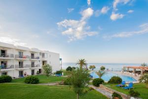 een uitzicht op een resort met een zwembad en de oceaan bij Ariadne Beach Hotel in Malia