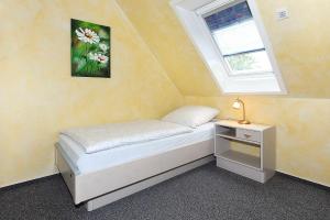 エセンスにあるFerienwohnungen Haus Sternenlichtの小さなベッドルーム(ベッド1台、窓付)