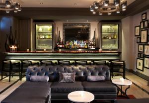 un bar con divano di fronte a un bar di Melrose Georgetown Hotel a Washington