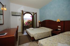 En eller flere senge i et værelse på Hotel Marina Village