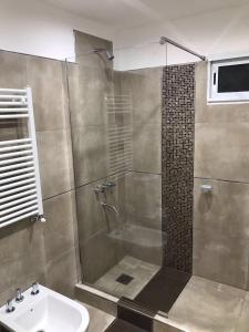 W łazience znajduje się prysznic i umywalka. w obiekcie Cabañas del Duende Potrero de los Funes w mieście Potrero de los Funes