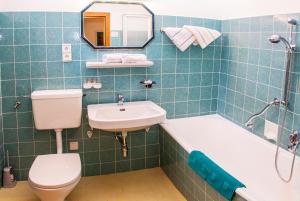 Koupelna v ubytování Frühstückspension & Ferienhaus Fädnerspitze + 14 fotografií