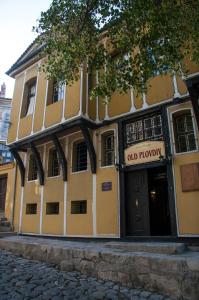 un edificio antiguo en una calle adoquinada en Guest House Old Plovdiv, en Plovdiv