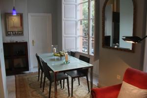 Posezení v ubytování Luxurious 2 bedroom flat in a historic building