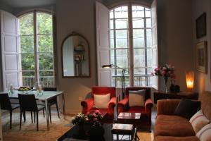 Posezení v ubytování Luxurious 2 bedroom flat in a historic building