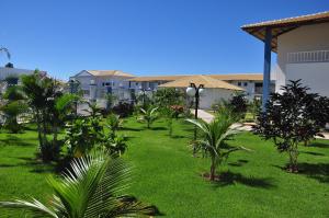 un patio con palmeras y un edificio en Lacqua diRoma Hotel com Parque Aquático 24 horas, en Caldas Novas