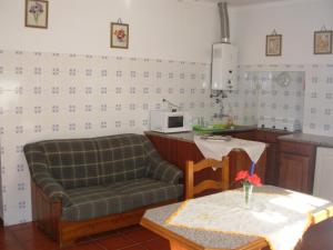 uma sala de estar com um sofá e uma mesa em Quinta Paraiso em Alagoa