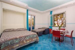 Rúm í herbergi á IL SOFFIO DI TIFEO - RESORT +37 myndir