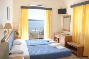 Postel nebo postele na pokoji v ubytování Hotel Nydri Beach