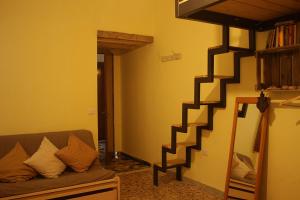 un soggiorno con divano e una scala a chiocciola di Nannai Climbing Home a Ulassai