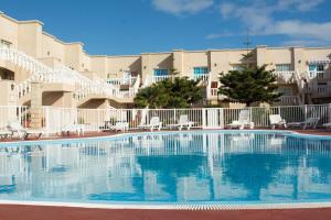 una piscina frente a un resort en Serenity Arenas - Caleta de Fuste, en Caleta de Fuste