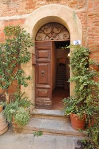 an entrance to a building with a wooden door at Romantico 36 in Città della Pieve