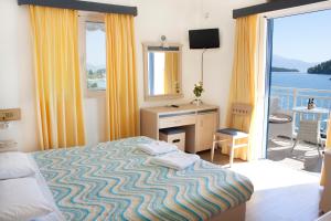 Postel nebo postele na pokoji v ubytování Hotel Nydri Beach