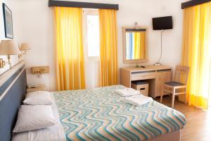 Postel nebo postele na pokoji v ubytování Hotel Nydri Beach