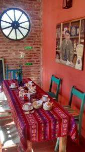 una mesa en una habitación con un mantel rojo en Posada de las Huellas en Loreto