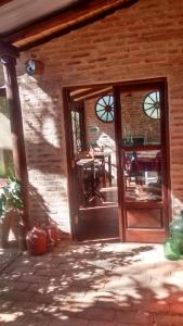 una entrada a una casa con puerta de madera en Posada de las Huellas en Loreto