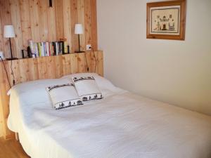 A bed or beds in a room at Chalet Etoile