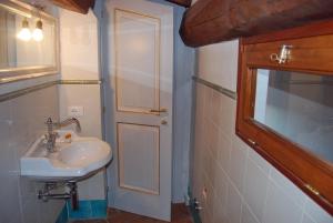 a small bathroom with a sink and a window at Castello di Civitella in Civitella in Val di Chiana