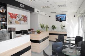 Μια τηλεόραση ή/και κέντρο ψυχαγωγίας στο Garni Hotel Consul
