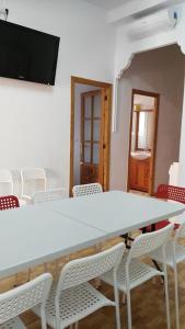 バレンシアにあるRuzafa Apartmentsの白いテーブルと椅子が備わる会議室
