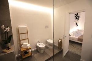 Koupelna v ubytování Re Ruggero Rooms + 21 fotografií