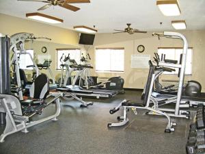 einen Fitnessraum mit mehreren Laufbändern in einem Zimmer in der Unterkunft Savanna Inn & Suites in Savanna