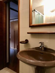 マドンナ・ディ・カンピリオにあるDES ALPES 24 APARTMENTのバスルーム(洗面台、鏡付)