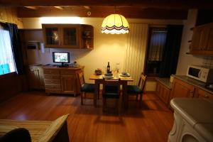 ヴァルディソットにあるCasa Colturiのキッチン(テーブル、椅子付)、ダイニングルーム