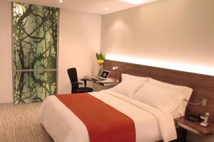 Postel nebo postele na pokoji v ubytování SHG Bogotá 100 Design Hotel