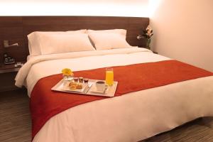 Postel nebo postele na pokoji v ubytování SHG Bogotá 100 Design Hotel
