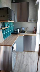 Кухня или мини-кухня в NavyBlue Apartments
