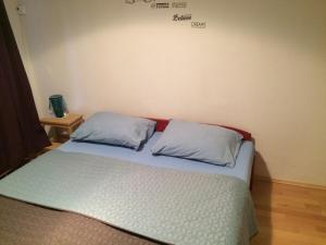 uma cama num quarto com duas almofadas em Orient-Express Apartment em Sarajevo