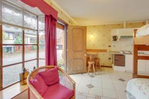 a living room with a chair and a kitchen at Apart Hotel Blumenau in Osorno +26 photos