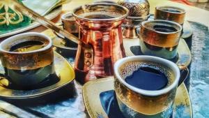 un grupo de tazas de café sobre una mesa en Dar El Kasba Bizerte en Bizerte