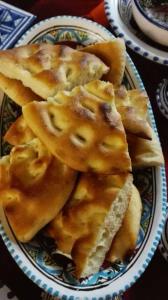 Dar El Kasba Bizerte في بنزرت: طبق من الطعام مع الخبز على الطاولة