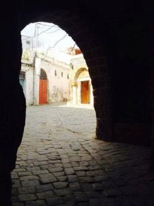 an entrance to a building with an archway at Dar El Kasba Bizerte in Bizerte