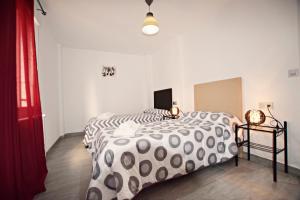 a bedroom with a large bed with a black and white comforter at Apartamento Completo Lonja Centro in Caravaca de la Cruz
