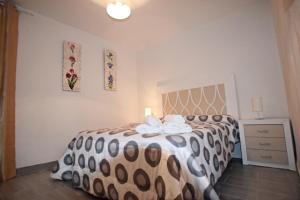カラバカ・デ・ラ・クルスにあるApartamento Completo Lonja Centroのベッドルーム1室(ベッド1台、白黒の毛布付)