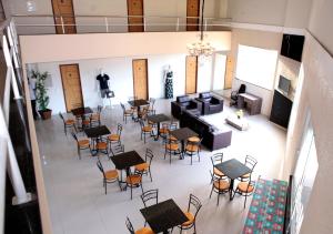 una vista aérea de una habitación con mesas y sillas en Pousada Moda New, en Fortaleza
