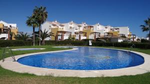 ein Pool in der Mitte eines Gartens mit Häusern in der Unterkunft Mirador de Vera VERARENTAL-COM in Vera
