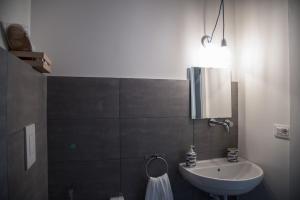 La salle de bains est pourvue d'un lavabo et d'un miroir. dans l'établissement Villino Teresa, à Salerne