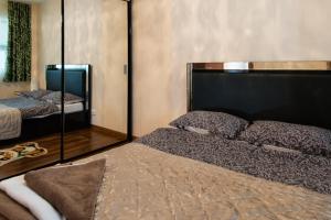 プレデアルにあるSia Mountain Apartmentのベッドルーム1室(ベッド2台、大型ヘッドボード付)