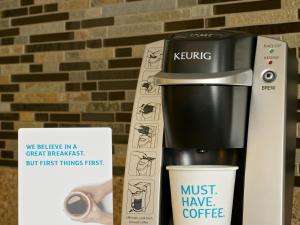 eine Kaffeemaschine in einem Kasten neben einem Schild in der Unterkunft Holiday Inn Express Hotel & Suites Atascadero, an IHG Hotel in Atascadero