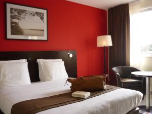 מיטה או מיטות בחדר ב-Hôtel Elaïs